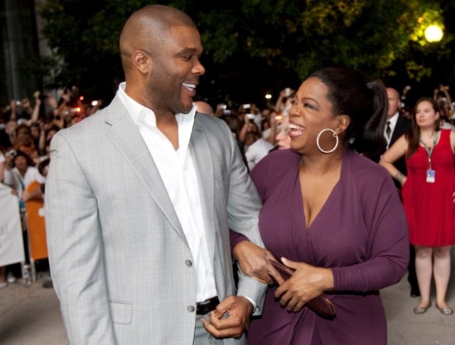 Winfrey cảm động v&agrave; c&agrave;ng y&ecirc;u kịch nghệ sau khi xem c&aacute;c t&aacute;c phẩm của Perry. Đổi lại, Perry nhận về lời khuy&ecirc;n hữu &iacute;ch từ nữ ho&agrave;ng truyền th&ocirc;ng v&agrave; được khơi dậy kh&aacute;t vọng tiến v&agrave;o Hollywood. Ảnh: Reuters